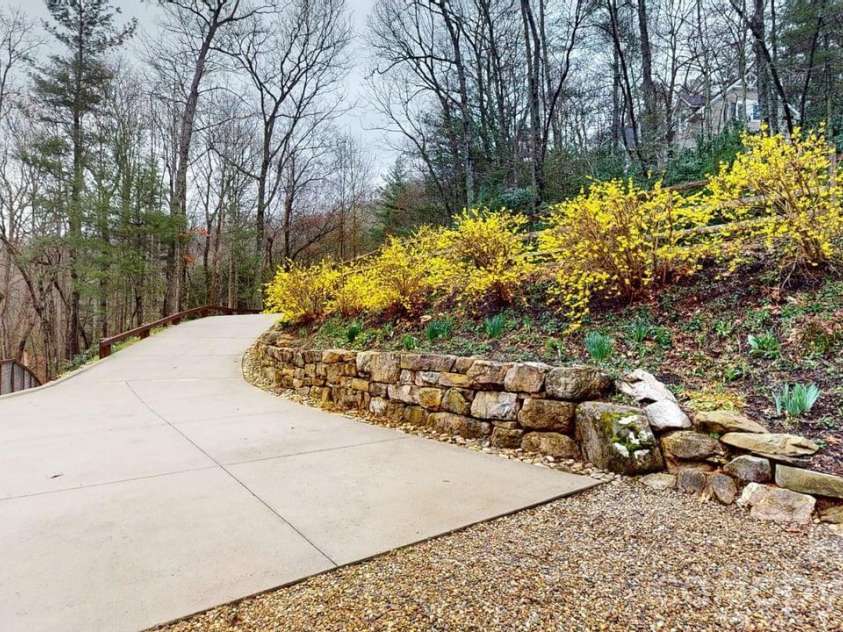 55 Highland Drive, Black Mountain, NC 28711.  MLS# CAR4266390, YatesRealty ID 16491. 