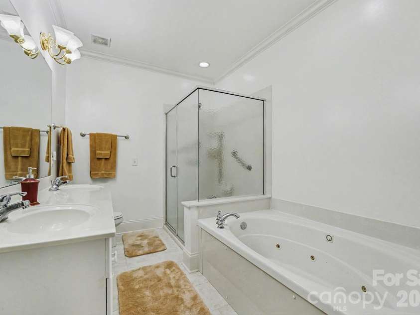 6301 Hawk Nest Drive, Concord, NC 28027.  MLS# CAR4374191, YatesRealty ID 16495. Primary Bathroom with whirlpool tub