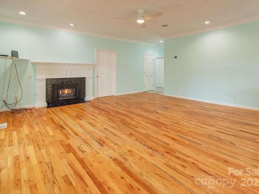 111 Sunny Ridge Drive, Asheville, NC 28804.  MLS# CAR4261545, YatesRealty ID 16496. 