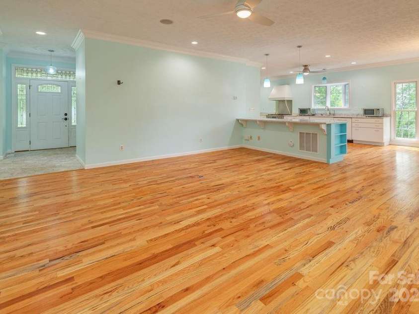 111 Sunny Ridge Drive, Asheville, NC 28804.  MLS# CAR4261545, YatesRealty ID 16496. 