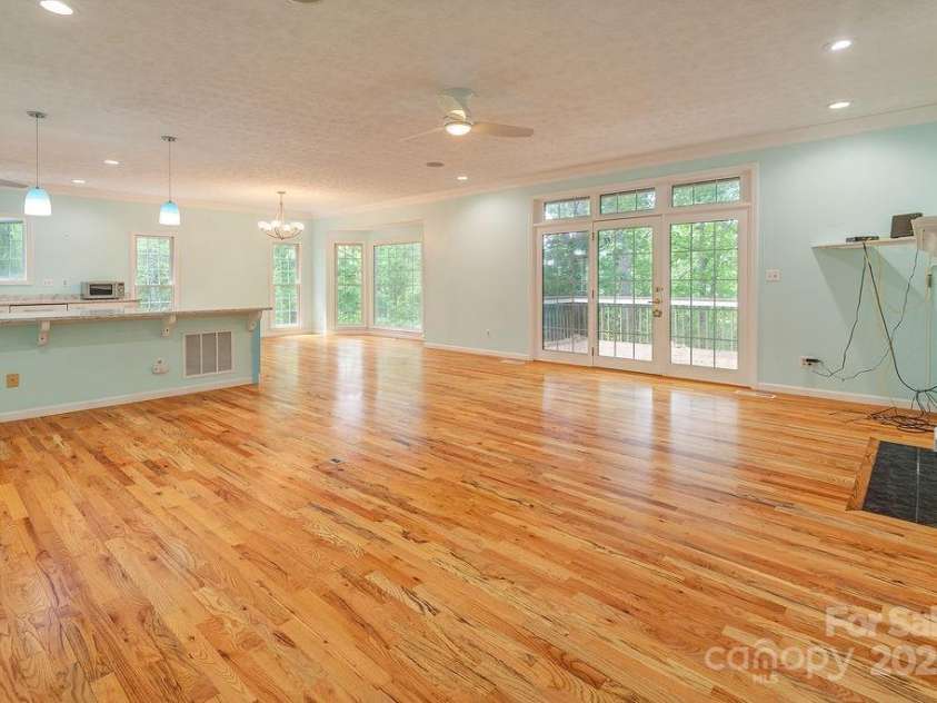 111 Sunny Ridge Drive, Asheville, NC 28804.  MLS# CAR4261545, YatesRealty ID 16496. 