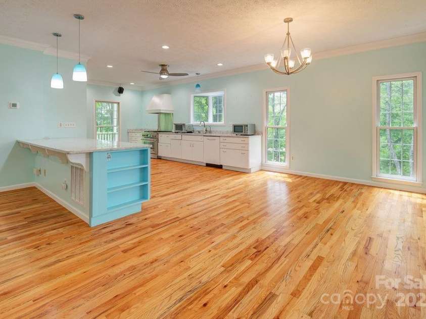 111 Sunny Ridge Drive, Asheville, NC 28804.  MLS# CAR4261545, YatesRealty ID 16496. 