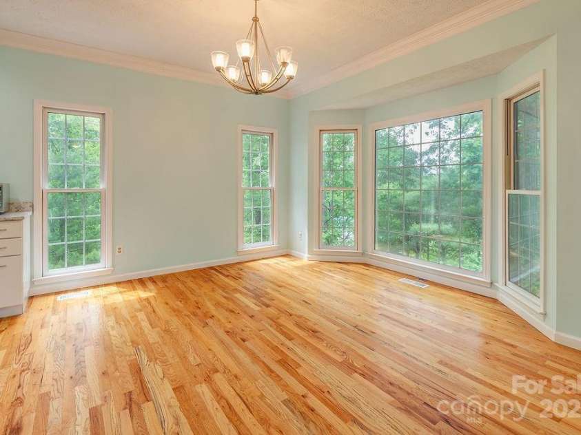 111 Sunny Ridge Drive, Asheville, NC 28804.  MLS# CAR4261545, YatesRealty ID 16496. 