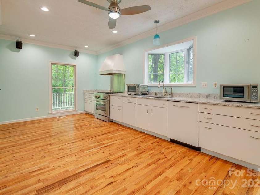 111 Sunny Ridge Drive, Asheville, NC 28804.  MLS# CAR4261545, YatesRealty ID 16496. 