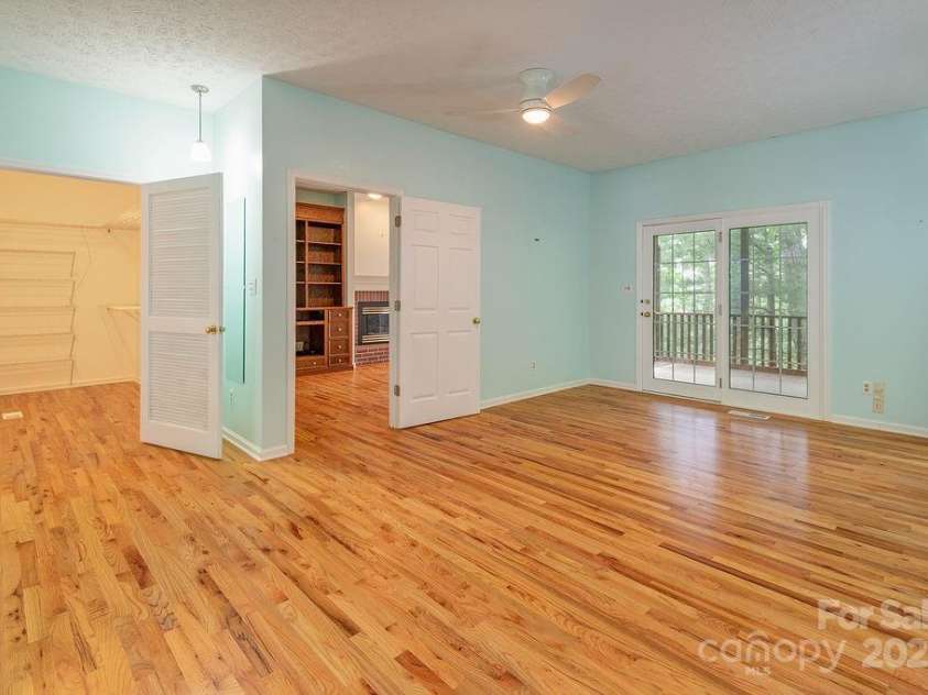 111 Sunny Ridge Drive, Asheville, NC 28804.  MLS# CAR4261545, YatesRealty ID 16496. 