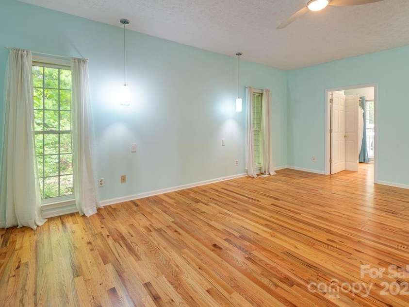 111 Sunny Ridge Drive, Asheville, NC 28804.  MLS# CAR4261545, YatesRealty ID 16496. 