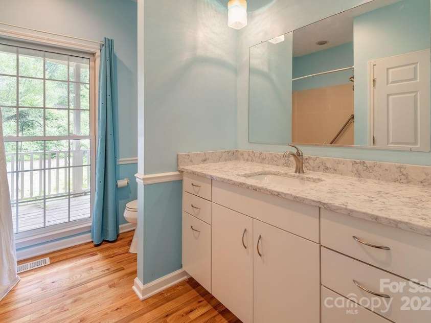 111 Sunny Ridge Drive, Asheville, NC 28804.  MLS# CAR4261545, YatesRealty ID 16496. 