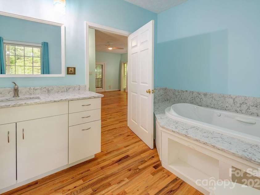 111 Sunny Ridge Drive, Asheville, NC 28804.  MLS# CAR4261545, YatesRealty ID 16496. 