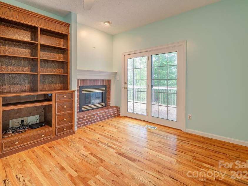 111 Sunny Ridge Drive, Asheville, NC 28804.  MLS# CAR4261545, YatesRealty ID 16496. 