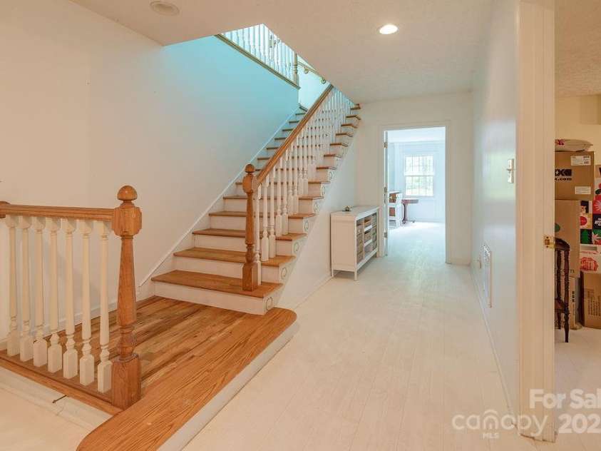 111 Sunny Ridge Drive, Asheville, NC 28804.  MLS# CAR4261545, YatesRealty ID 16496. 