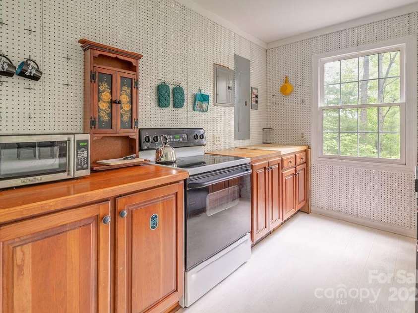 111 Sunny Ridge Drive, Asheville, NC 28804.  MLS# CAR4261545, YatesRealty ID 16496. 