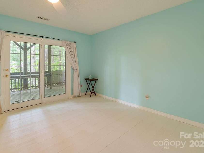 111 Sunny Ridge Drive, Asheville, NC 28804.  MLS# CAR4261545, YatesRealty ID 16496. 