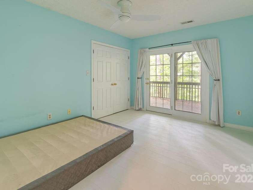 111 Sunny Ridge Drive, Asheville, NC 28804.  MLS# CAR4261545, YatesRealty ID 16496. 