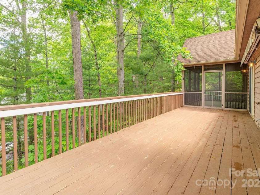 111 Sunny Ridge Drive, Asheville, NC 28804.  MLS# CAR4261545, YatesRealty ID 16496. 