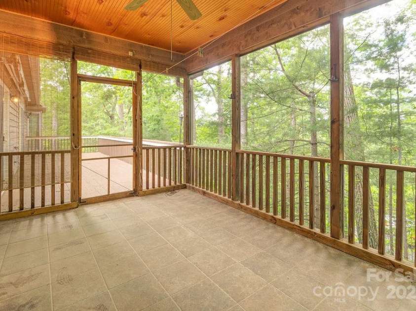 111 Sunny Ridge Drive, Asheville, NC 28804.  MLS# CAR4261545, YatesRealty ID 16496. 