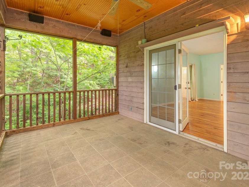 111 Sunny Ridge Drive, Asheville, NC 28804.  MLS# CAR4261545, YatesRealty ID 16496. 