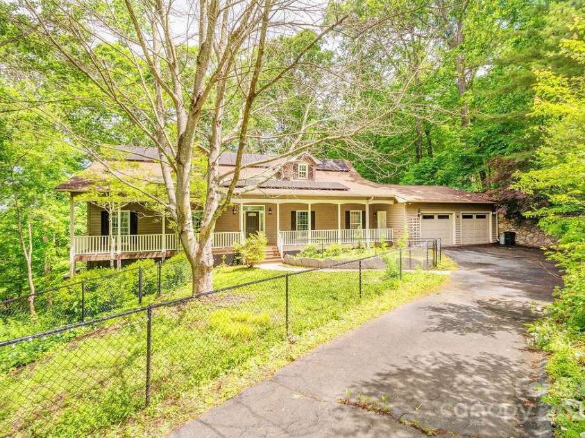 111 Sunny Ridge Drive, Asheville, NC 28804.  MLS# CAR4261545, YatesRealty ID 16496. 