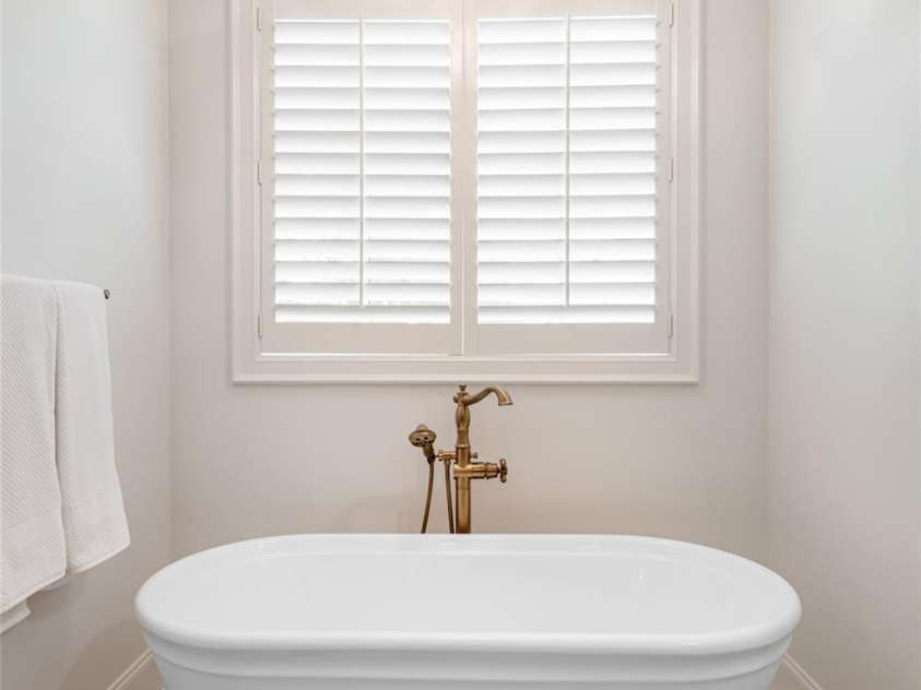 20 East Owl Creek Lane, Fairview, NC 28730.  MLS# CAR4258624, YatesRealty ID 16497. Primary Bath