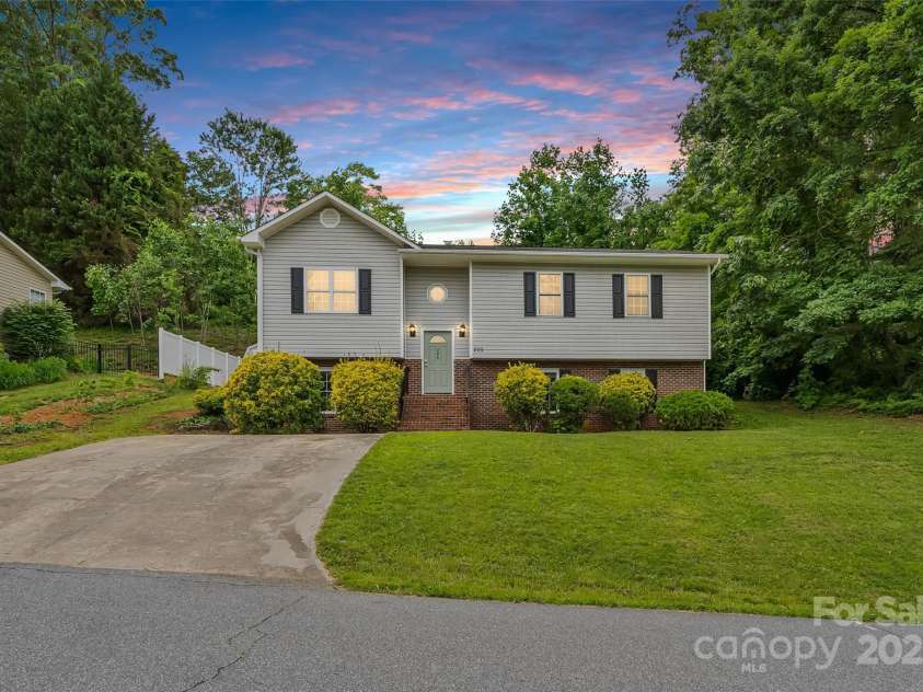 205 Davis Drive, Morganton, NC 28655.  MLS# CAR4261500, YatesRealty ID 16498. 
