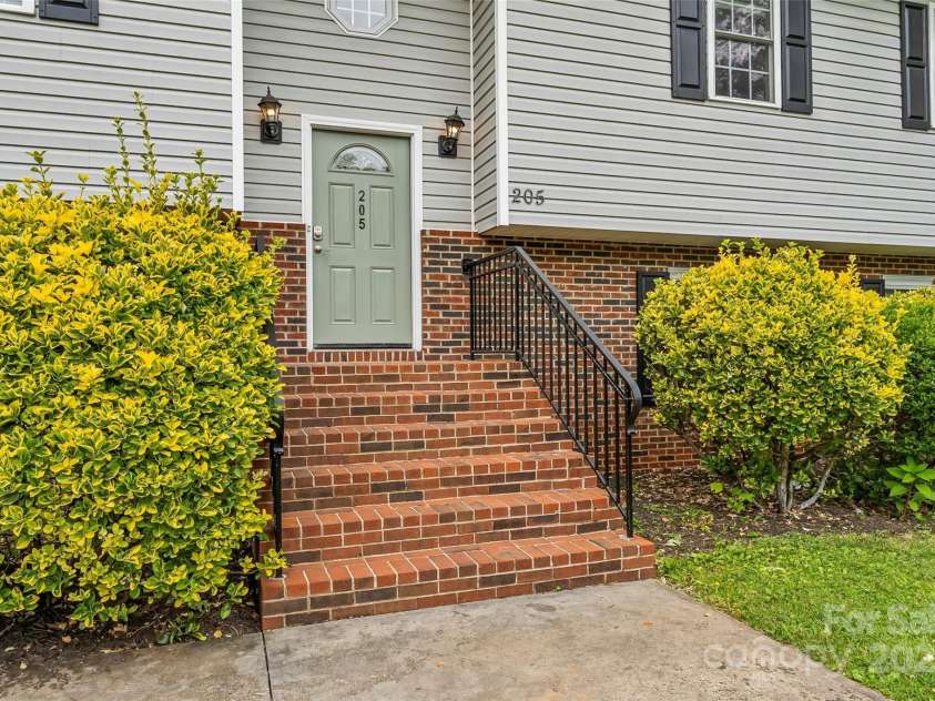 205 Davis Drive, Morganton, NC 28655.  MLS# CAR4261500, YatesRealty ID 16498. 