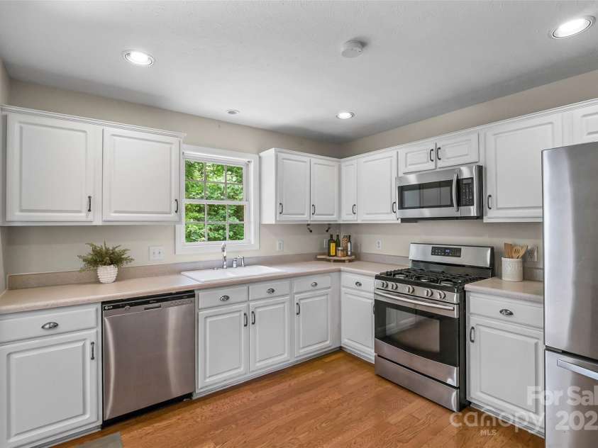 205 Davis Drive, Morganton, NC 28655.  MLS# CAR4261500, YatesRealty ID 16498. 