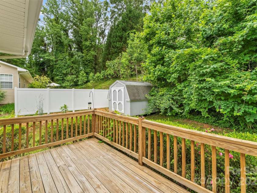 205 Davis Drive, Morganton, NC 28655.  MLS# CAR4261500, YatesRealty ID 16498. 