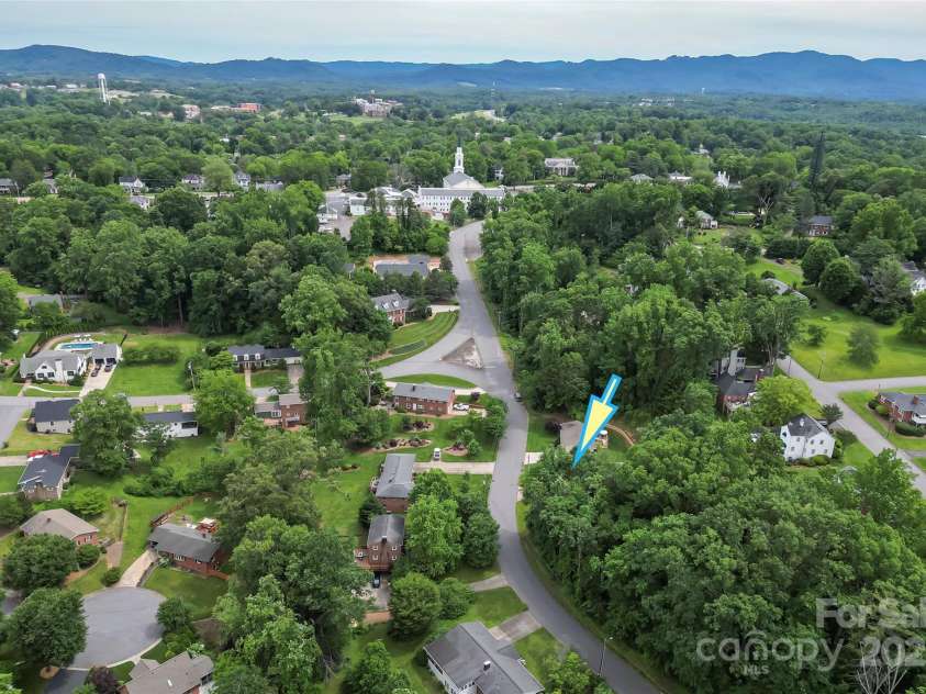 205 Davis Drive, Morganton, NC 28655.  MLS# CAR4261500, YatesRealty ID 16498. 