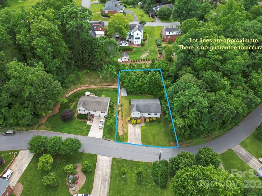 205 Davis Drive, Morganton, NC 28655.  MLS# CAR4261500, YatesRealty ID 16498. 