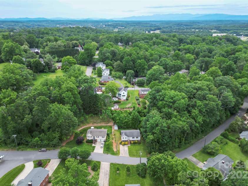 205 Davis Drive, Morganton, NC 28655.  MLS# CAR4261500, YatesRealty ID 16498. 