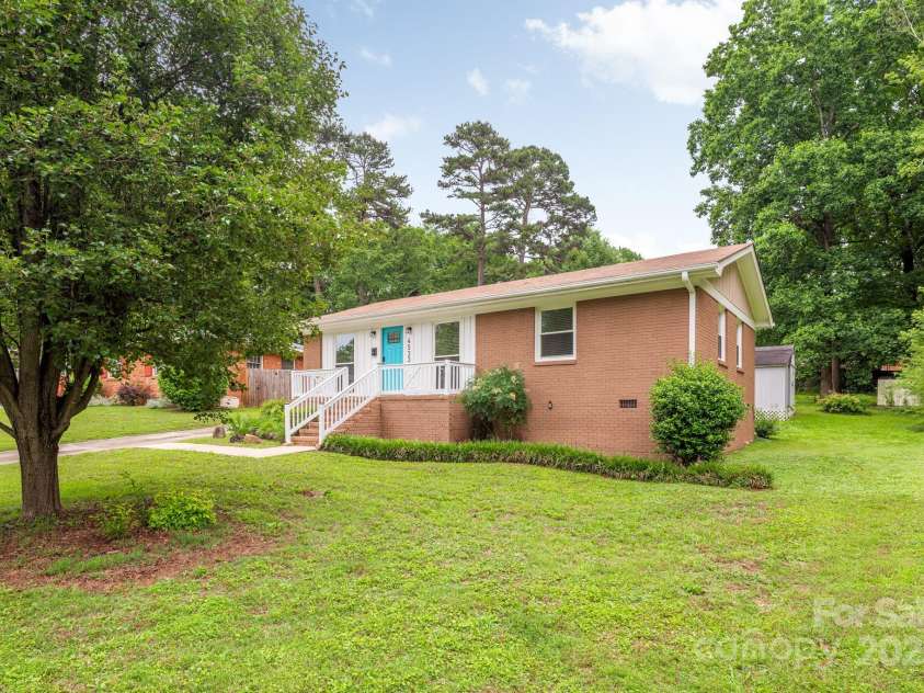 4533 Gainesborough Road, Charlotte, NC 28205.  MLS# CAR4265484, YatesRealty ID 16499. 