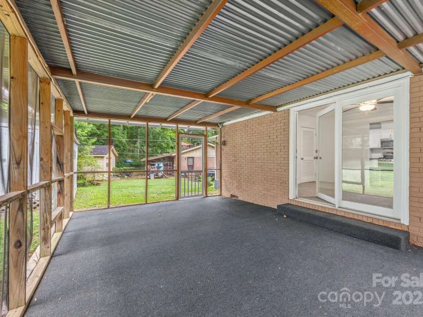 4533 Gainesborough Road, Charlotte, NC 28205.  MLS# CAR4265484, YatesRealty ID 16499. 