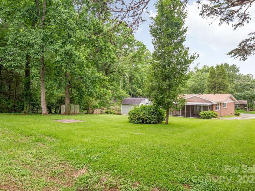 4533 Gainesborough Road, Charlotte, NC 28205.  MLS# CAR4265484, YatesRealty ID 16499. 