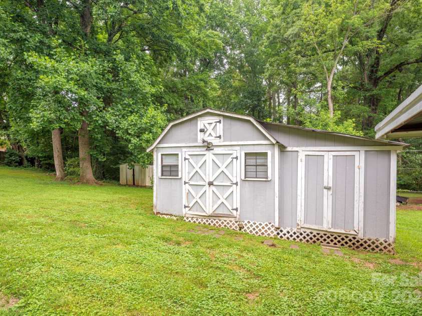 4533 Gainesborough Road, Charlotte, NC 28205.  MLS# CAR4265484, YatesRealty ID 16499. 