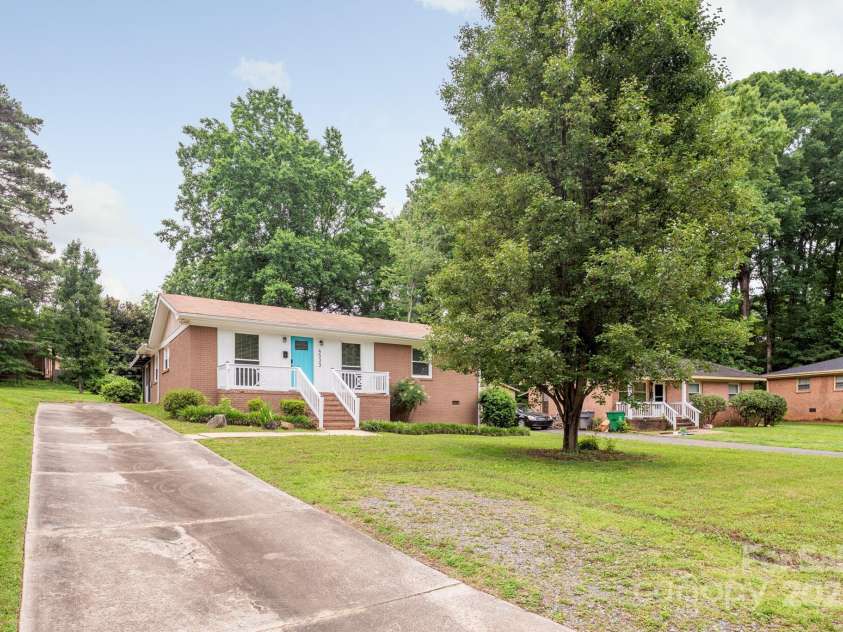 4533 Gainesborough Road, Charlotte, NC 28205.  MLS# CAR4265484, YatesRealty ID 16499. 