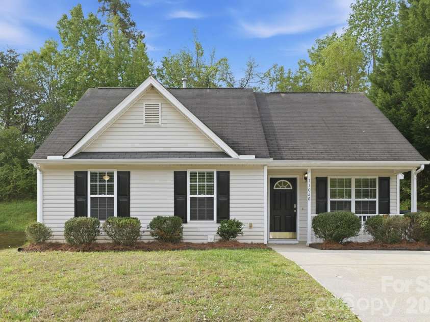 11026 Olde English Drive, Charlotte, NC 28216.  MLS# CAR4367030, YatesRealty ID 16501. 