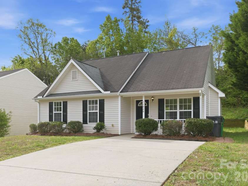 11026 Olde English Drive, Charlotte, NC 28216.  MLS# CAR4367030, YatesRealty ID 16501. 