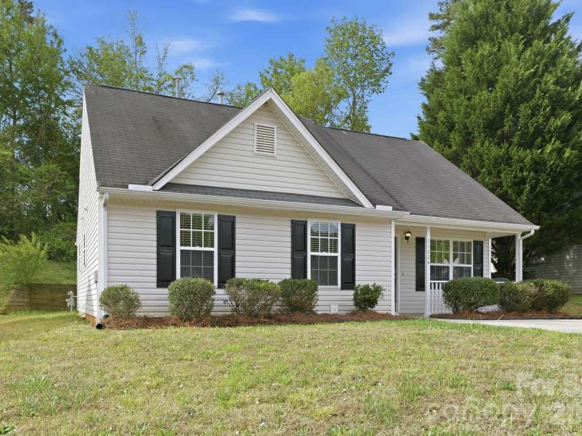 11026 Olde English Drive, Charlotte, NC 28216.  MLS# CAR4367030, YatesRealty ID 16501. 