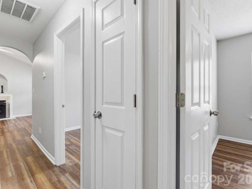 11026 Olde English Drive, Charlotte, NC 28216.  MLS# CAR4367030, YatesRealty ID 16501. 