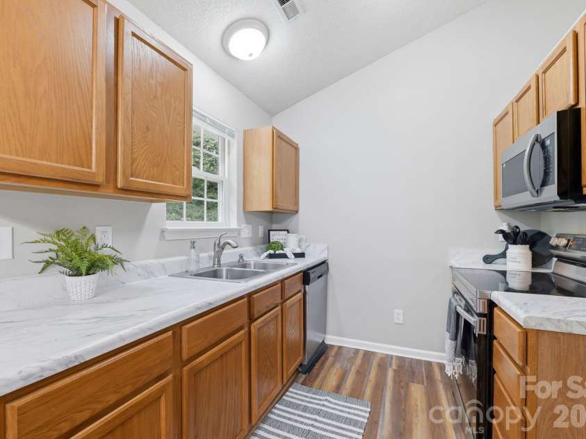 11026 Olde English Drive, Charlotte, NC 28216.  MLS# CAR4367030, YatesRealty ID 16501. 