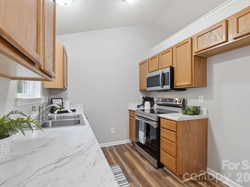 11026 Olde English Drive, Charlotte, NC 28216.  MLS# CAR4367030, YatesRealty ID 16501. 
