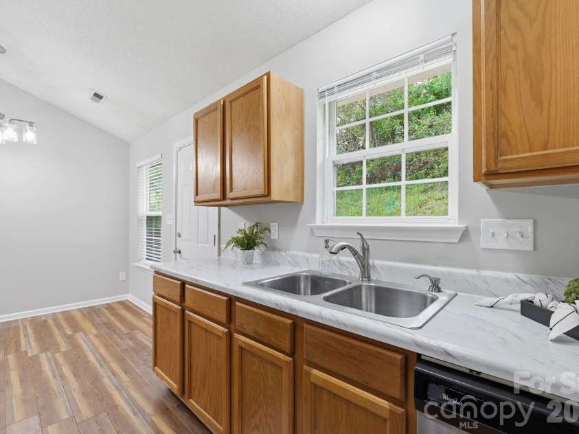 11026 Olde English Drive, Charlotte, NC 28216.  MLS# CAR4367030, YatesRealty ID 16501. 