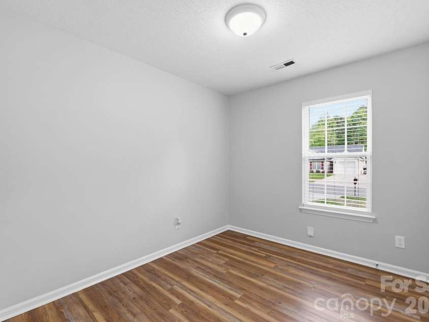 11026 Olde English Drive, Charlotte, NC 28216.  MLS# CAR4367030, YatesRealty ID 16501. 