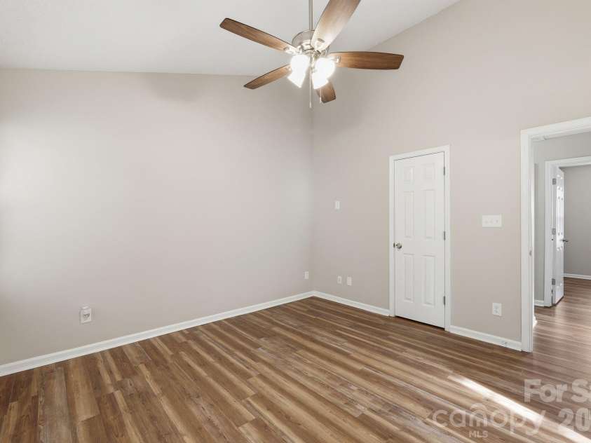 11026 Olde English Drive, Charlotte, NC 28216.  MLS# CAR4367030, YatesRealty ID 16501. 
