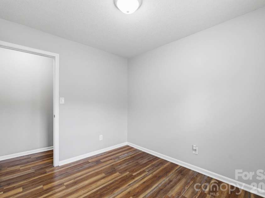 11026 Olde English Drive, Charlotte, NC 28216.  MLS# CAR4367030, YatesRealty ID 16501. 