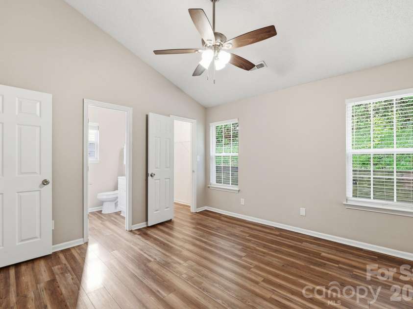 11026 Olde English Drive, Charlotte, NC 28216.  MLS# CAR4367030, YatesRealty ID 16501. 