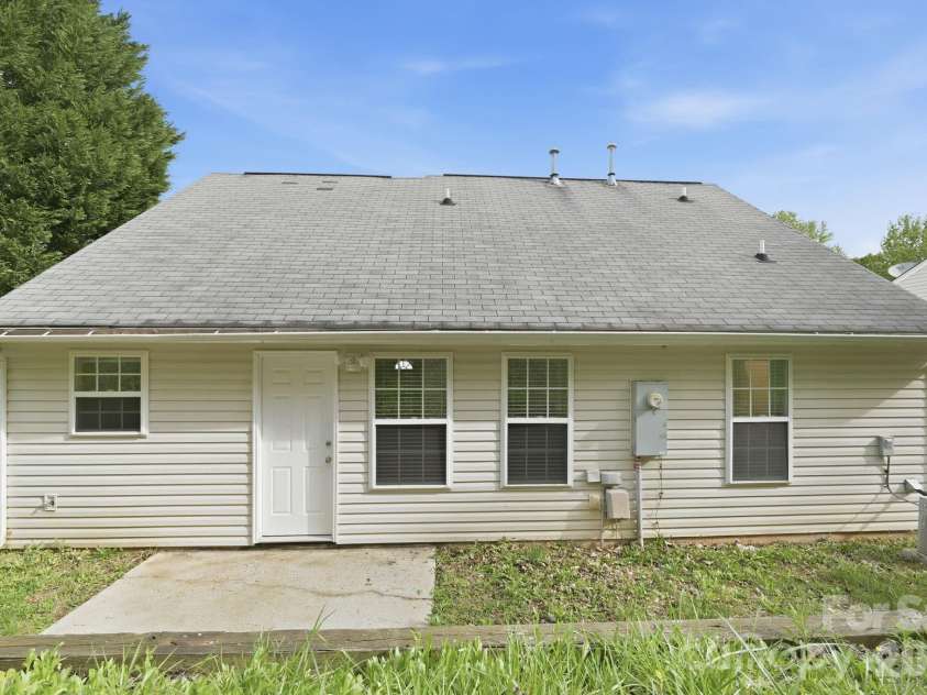 11026 Olde English Drive, Charlotte, NC 28216.  MLS# CAR4367030, YatesRealty ID 16501. 