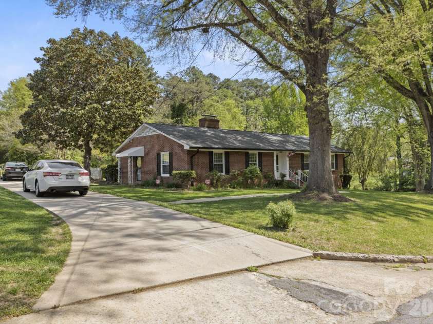 607 12th Avenue, Hickory, NC 28601.  MLS# CAR4363073, YatesRealty ID 16506. 