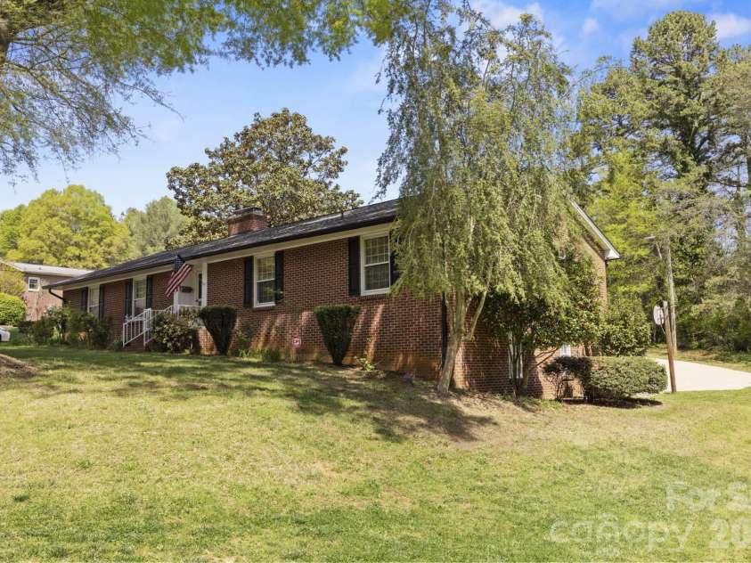 607 12th Avenue, Hickory, NC 28601.  MLS# CAR4363073, YatesRealty ID 16506. 