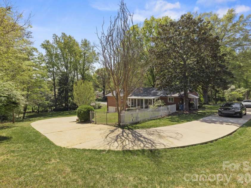 607 12th Avenue, Hickory, NC 28601.  MLS# CAR4363073, YatesRealty ID 16506. 