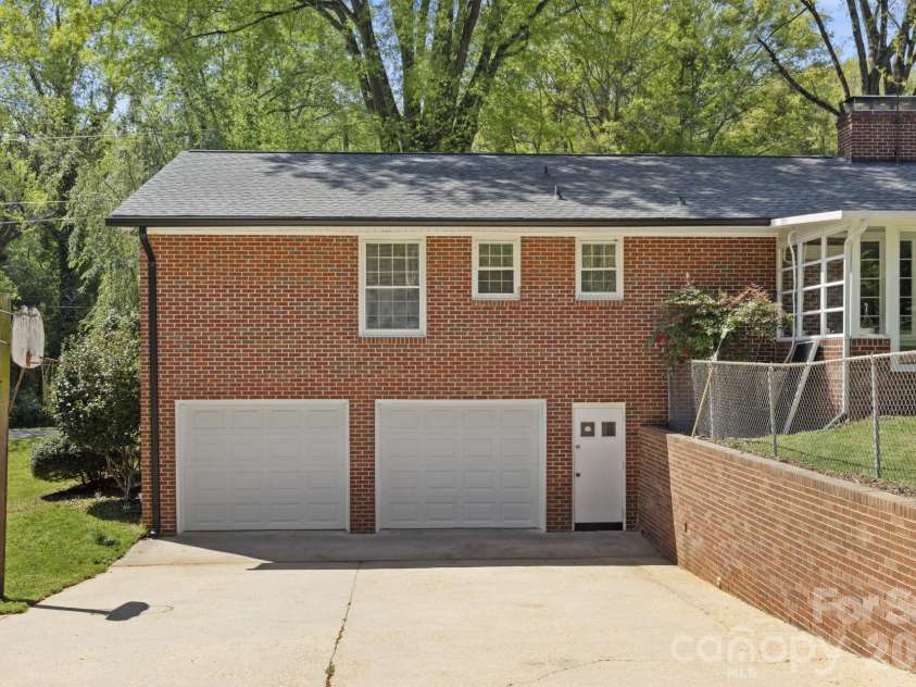 607 12th Avenue, Hickory, NC 28601.  MLS# CAR4363073, YatesRealty ID 16506. 